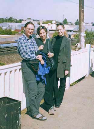 Irina (Mitte), ihre kleine Schwester Natascha und ich.