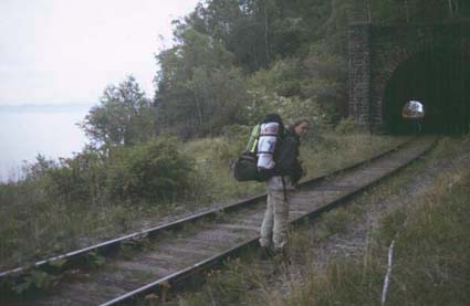Ich vor einem ausnahmsweise mal recht kurzen Tunnel.
