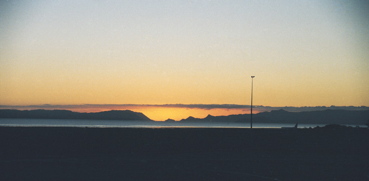 Sonnenuntergang auf dem Flughafen.